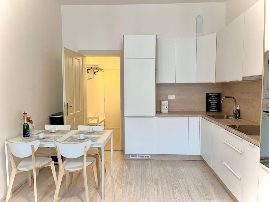 Leger Residence Apartment Prag Exteriör bild